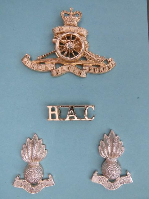 British Army EIIR Honourable Artillery Company Cap Badge, Collar Badges & Shoulder Title Badge Set